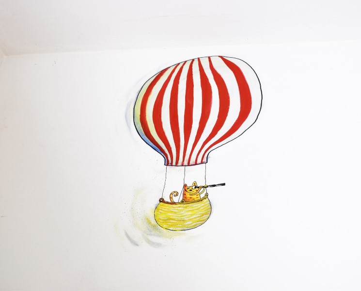 Kat med kikkert i luftballon